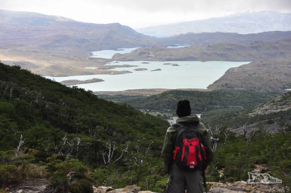 Descendo o Valle Frances e observando a bela paisagem do parque nacional Torres del Paine, no sul do Chile